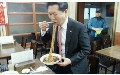 짜장면 희한하게먹는 정청래 | 인스티즈
