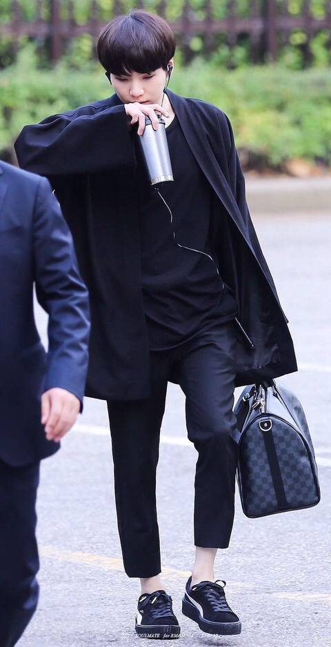 방탄소년단 슈가 올블랙 사복.jpg | 인스티즈