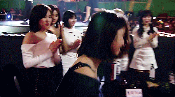 대놓고 덕질하는 아이유 여덕 연예인 .gif | 인스티즈