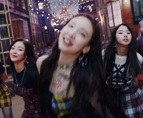 예스올예스 뮤비에서 레전드 짤 생성해버린 임나봉 | 인스티즈