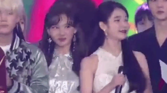 대놓고 덕질하는 아이유 여덕 연예인 .gif | 인스티즈