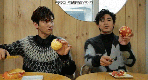 뭔가를 부수는 유노윤호 모음 | 인스티즈