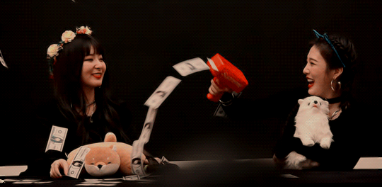 슬기에게 돈 뿌리는 조이.gif | 인스티즈