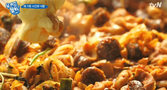 [유퀴즈온더블럭] 곱창+순대볶음으로 점심 먹는 유재석-조세호.jpgif | 인스티즈