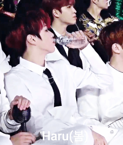 [워너원] 팬이 물 달라고 했을 때 강다니엘 반응. gif | 인스티즈