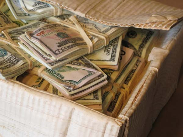 돈다발 들어있는 상자인줄 알았는데... | 인스티즈