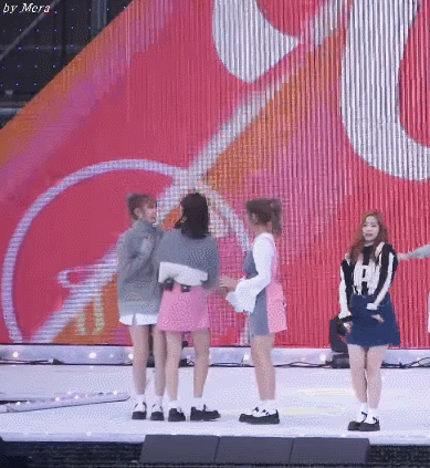 무대에서 떨어질뻔한 모모 잡아주는 나연 | 인스티즈