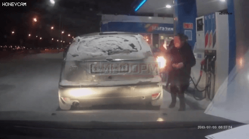 주유소에서 자기차량 주유구에 불붙이는 운전자 | 인스티즈