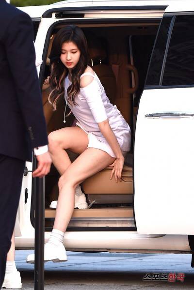 차에서 내리는 트와이스 사나 미나 | 인스티즈