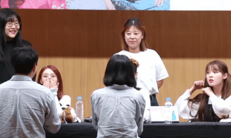 커플을 본 오마이걸 승희.gif | 인스티즈