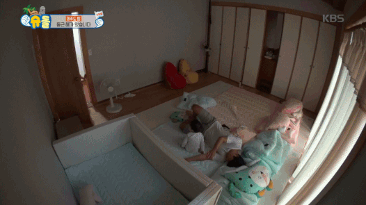 누나가 벤틀리 안아주자 질투하는 건후.gif | 인스티즈