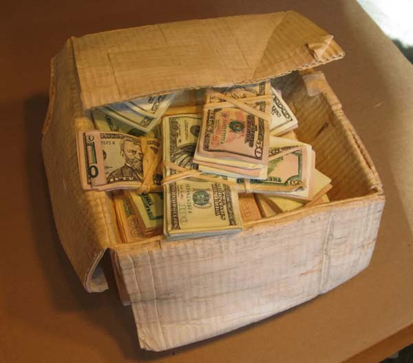 돈다발 들어있는 상자인줄 알았는데... | 인스티즈