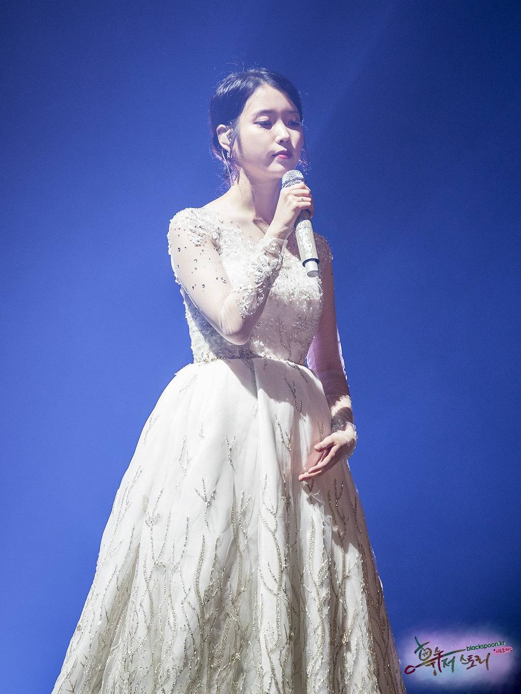 섹시함과 아름다움이 공존하는 광주콘서트 아이유.jpg | 인스티즈