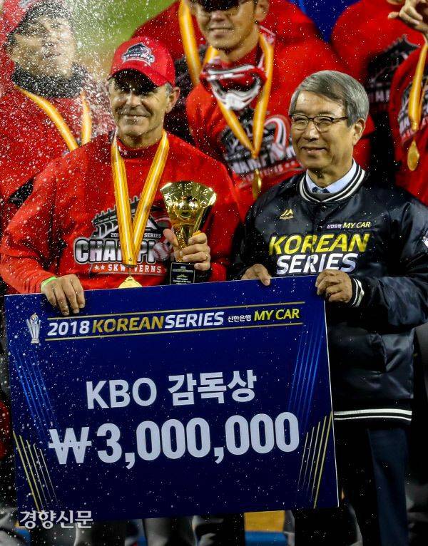 SK 팬들에게 잊지 못할 선물을 주고 떠나는 트레이 힐만.jpg | 인스티즈