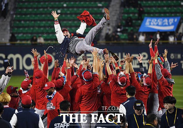 SK 팬들에게 잊지 못할 선물을 주고 떠나는 트레이 힐만.jpg | 인스티즈