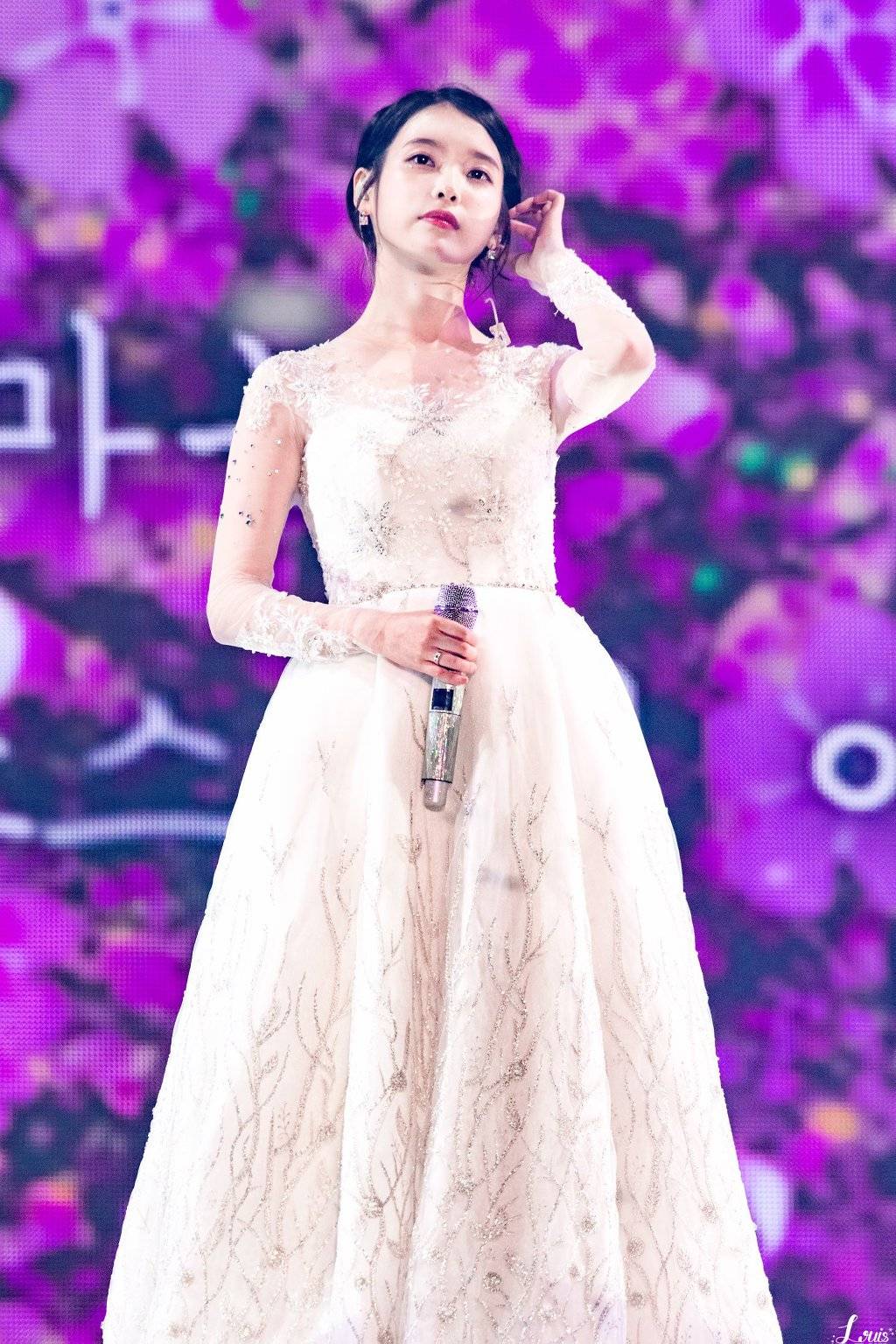 섹시함과 아름다움이 공존하는 광주콘서트 아이유.jpg | 인스티즈