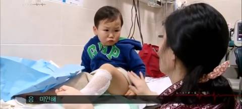 엄마한테 미안하다고하는 화상입고온 4살 지환이.jpg | 인스티즈