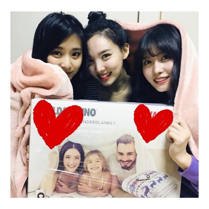 최화정씨에게 선물받은 전기매트 인증하는 트와이스.jpg | 인스티즈