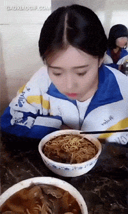 고기 훔쳐가는 여자.gif | 인스티즈