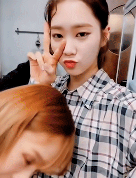 [오마이걸] 지호의 품속으로 파고드는 미미.gif | 인스티즈