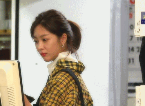 포스기 사용이 어려웠던 조보아.gif | 인스티즈