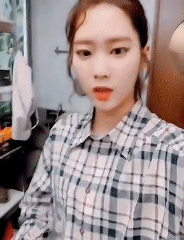 [오마이걸] 지호의 품속으로 파고드는 미미.gif | 인스티즈