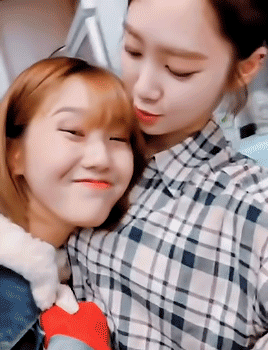 [오마이걸] 지호의 품속으로 파고드는 미미.gif | 인스티즈