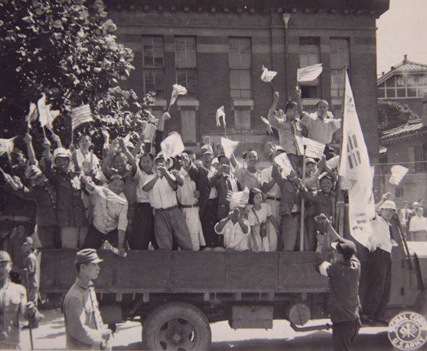 1945년 8월 15일 해방 이후 기뻐하는 시민들의 모습.j p g | 인스티즈