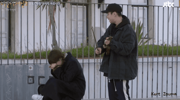 길거리에서 뽀뽀하는 커플을 본 악뮤 수현이.gif | 인스티즈