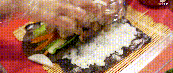 부산깡통야시장 4천원 차돌박이 김밥.gif | 인스티즈