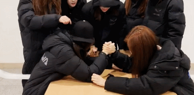 아이즈원) 광배형 팔씨름 | 인스티즈