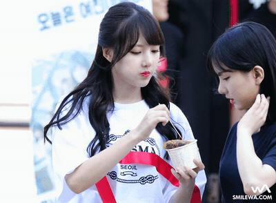 맛나게 먹는 여자친구 은하.gif | 인스티즈