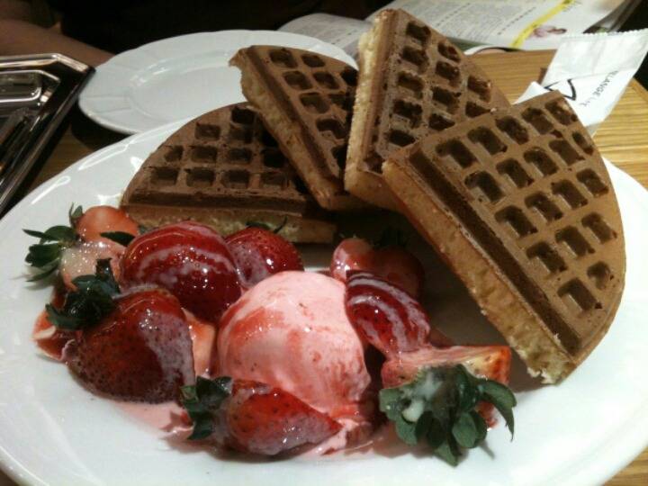 대만 카페거리에서 가장 인지도 높은거 같은 딸기와플.jpg | 인스티즈