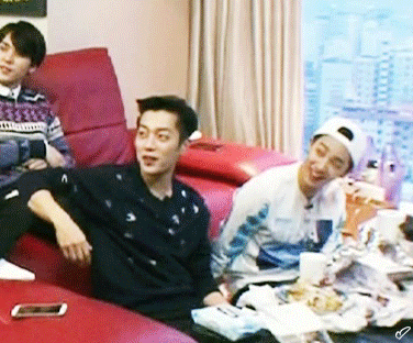 당하는 사람은 괴로운 친구습관.gif | 인스티즈