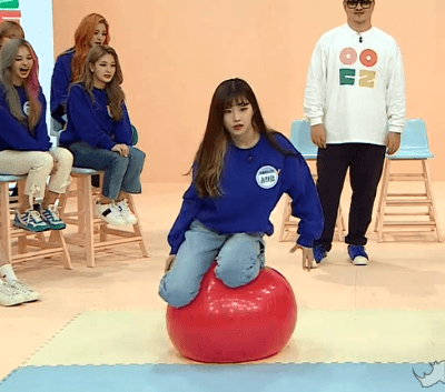 짐볼위에서 균형잡기 달인 프로미스나인 송하영.GIF | 인스티즈