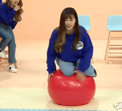 짐볼위에서 균형잡기 달인 프로미스나인 송하영.GIF | 인스티즈