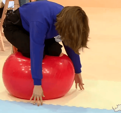 짐볼위에서 균형잡기 달인 프로미스나인 송하영.GIF | 인스티즈