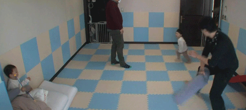 삼둥이랑 즐겁게 놀아주는 송일국.gif | 인스티즈