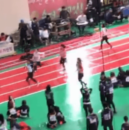 발에 부스터 달린거처럼 질주하는 오마이걸 유아.gif | 인스티즈