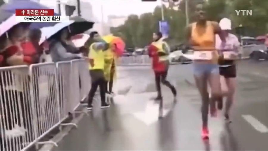 국기 때문에 1위 놓친 중국 마라톤 선수 | 인스티즈