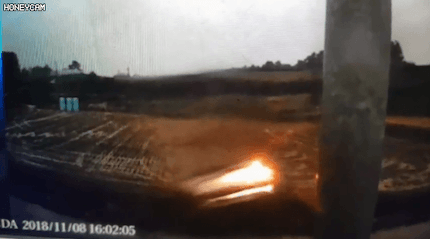 불타는 차 속 사람 구한 CJ택배기사.gif | 인스티즈