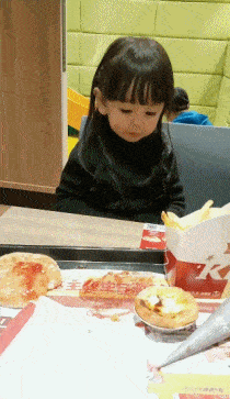 딸과 아들 같은 장소 다른 상황.gif | 인스티즈