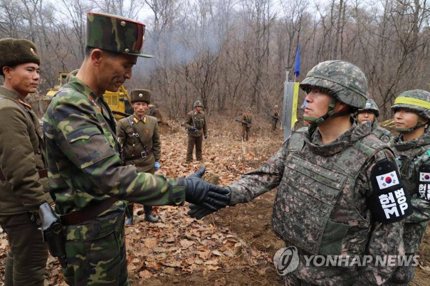 도로 연결하며 만난 남북한 군인들 | 인스티즈