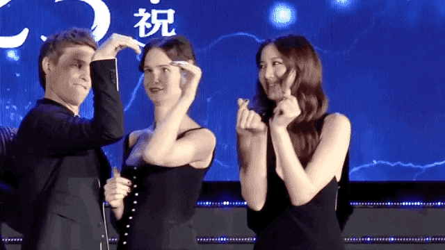 에즈라 밀러의 하트를 사실은 눈여겨 봤던 에디 레드메인.gif (신동사2 배우들) | 인스티즈