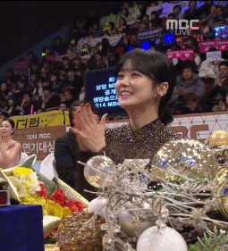 드라마 시상식 아이돌축하공연때 노래 시작부터끝까지 반응해주는 배우.gif | 인스티즈