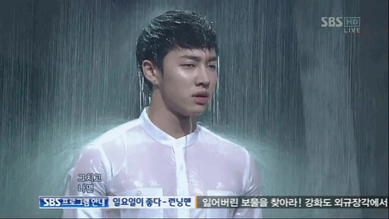 폭우 속에서 공연하는 가수들.gif | 인스티즈