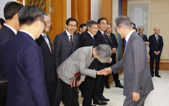 강경화 외교장관의 90도 인사 | 인스티즈