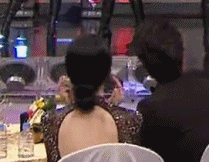 드라마 시상식 아이돌축하공연때 노래 시작부터끝까지 반응해주는 배우.gif | 인스티즈