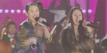 폭우 속에서 공연하는 가수들.gif | 인스티즈