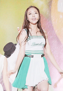 폭우 속에서 공연하는 가수들.gif | 인스티즈